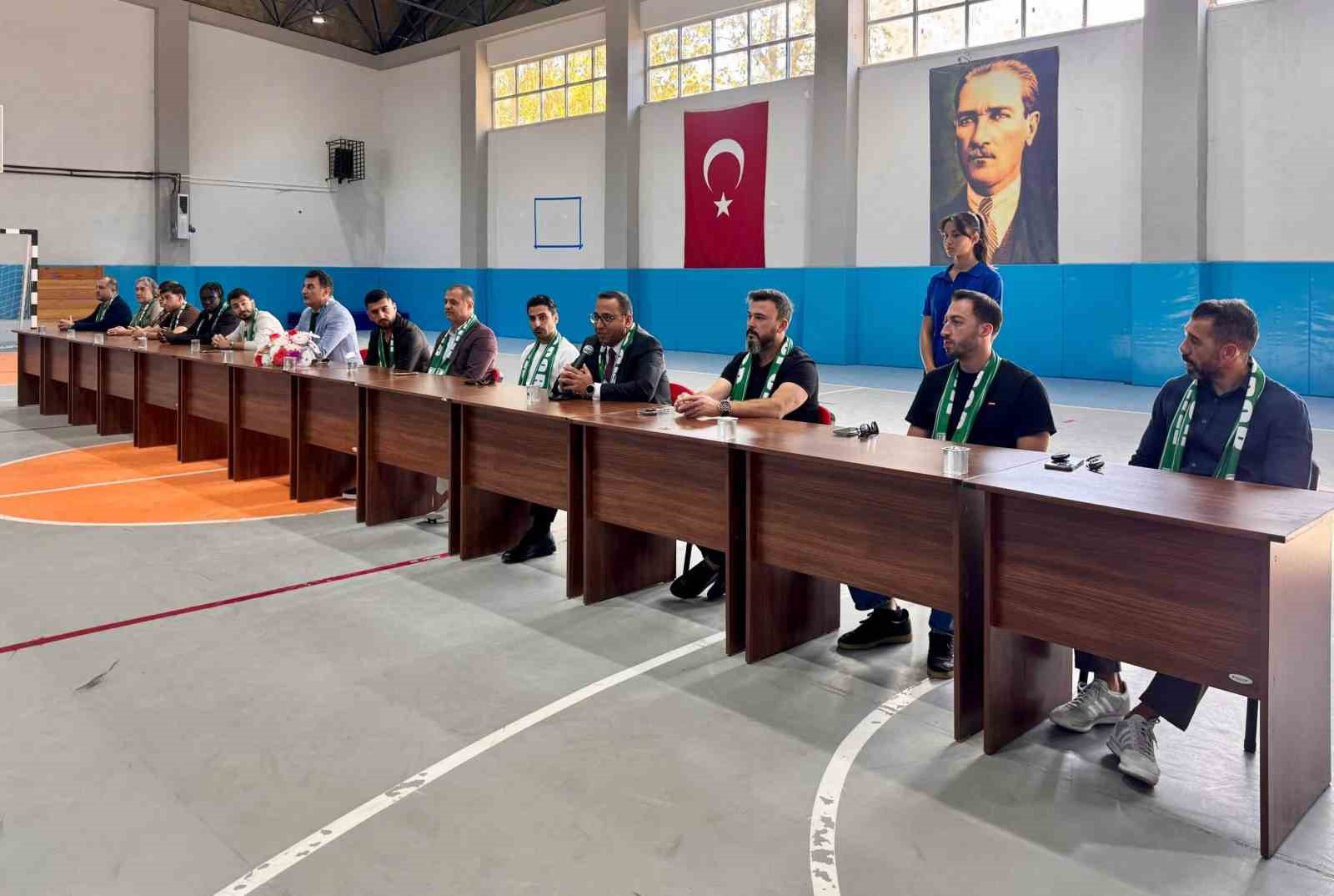 MUĞLASPORLU FUTBOLCULAR ÖĞRENCİLERLE BULUŞTU