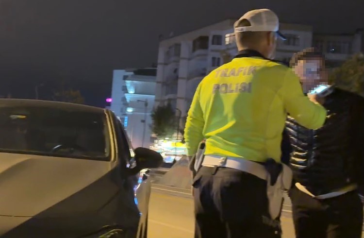 KONTROLLERDE 0.61 PROMİL ALKOLLÜ ÇIKAN SÜRÜCÜ: "BEN DE BİR ŞEY YOK Kİ BELKİ ARABA DA PARFÜM KOKUYORDU"