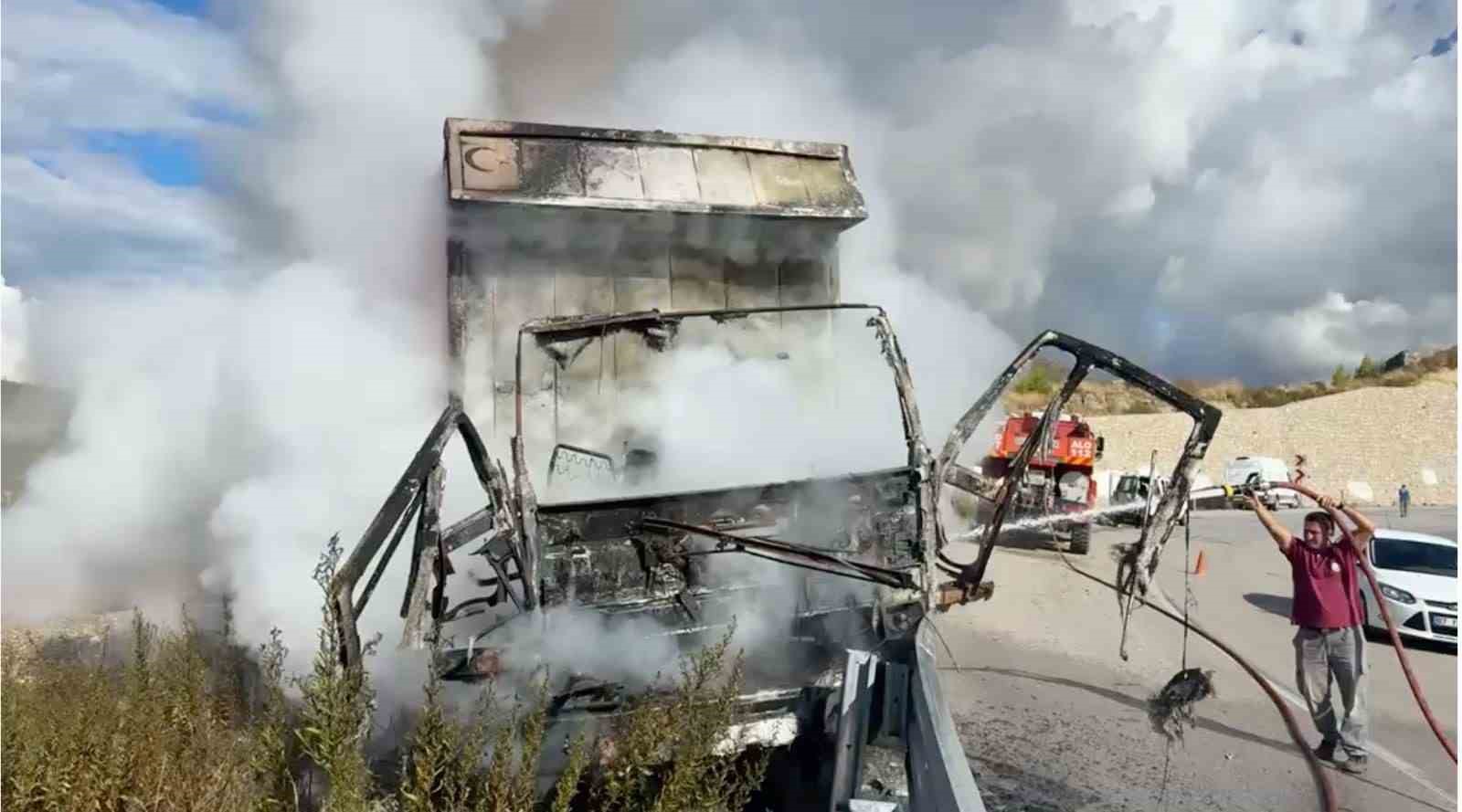ANTALYA’DA YANAN KAMYONUN SÜRÜCÜSÜ, KARŞIDAN GELEN ARAÇLARI GÖRÜNCE ARACI BARİYERLERE SÜRMÜŞ