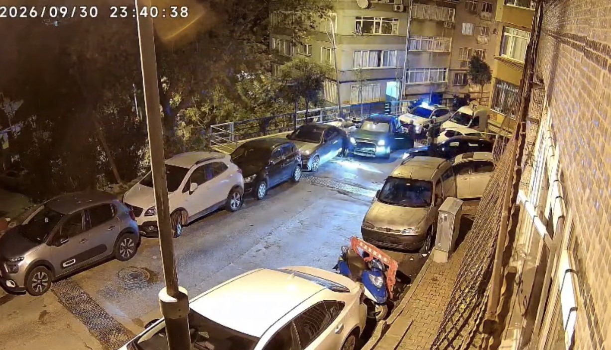 POLİSTEN KAÇAN TV PROGRAMCISI DENİZ TÜRKERİ KAZA YAPTI: O ANLAR KAMERADA