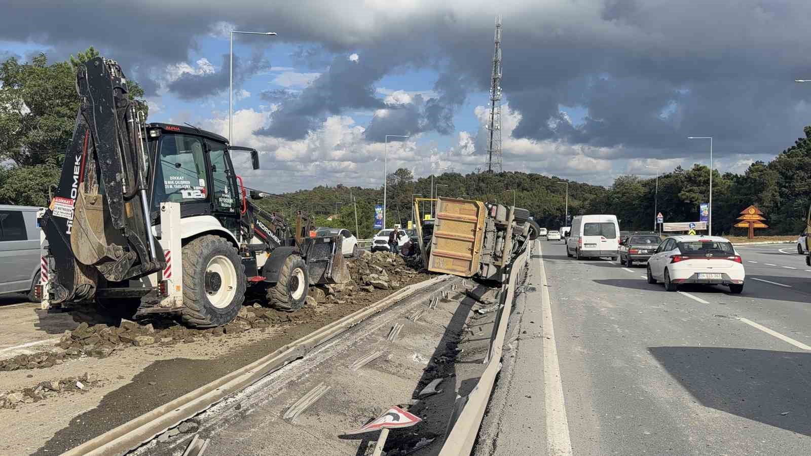 ARNAVUTKÖY’DE HAFRİYAT KAMYONU DEVRİLDİ: MOLOZLAR KARŞI ŞERİDE SAVRULDU, 1 YARALI