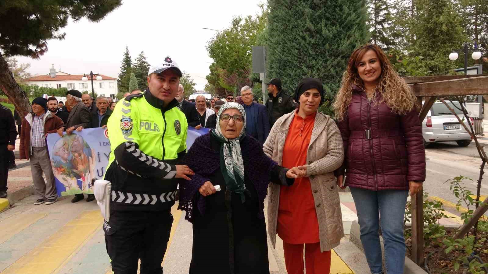 YOZGAT’TA 1 EKİM DÜNYA YAŞLILAR GÜNÜ’NDE FARKINDALIK YÜRÜYÜŞÜ DÜZENLENDİ