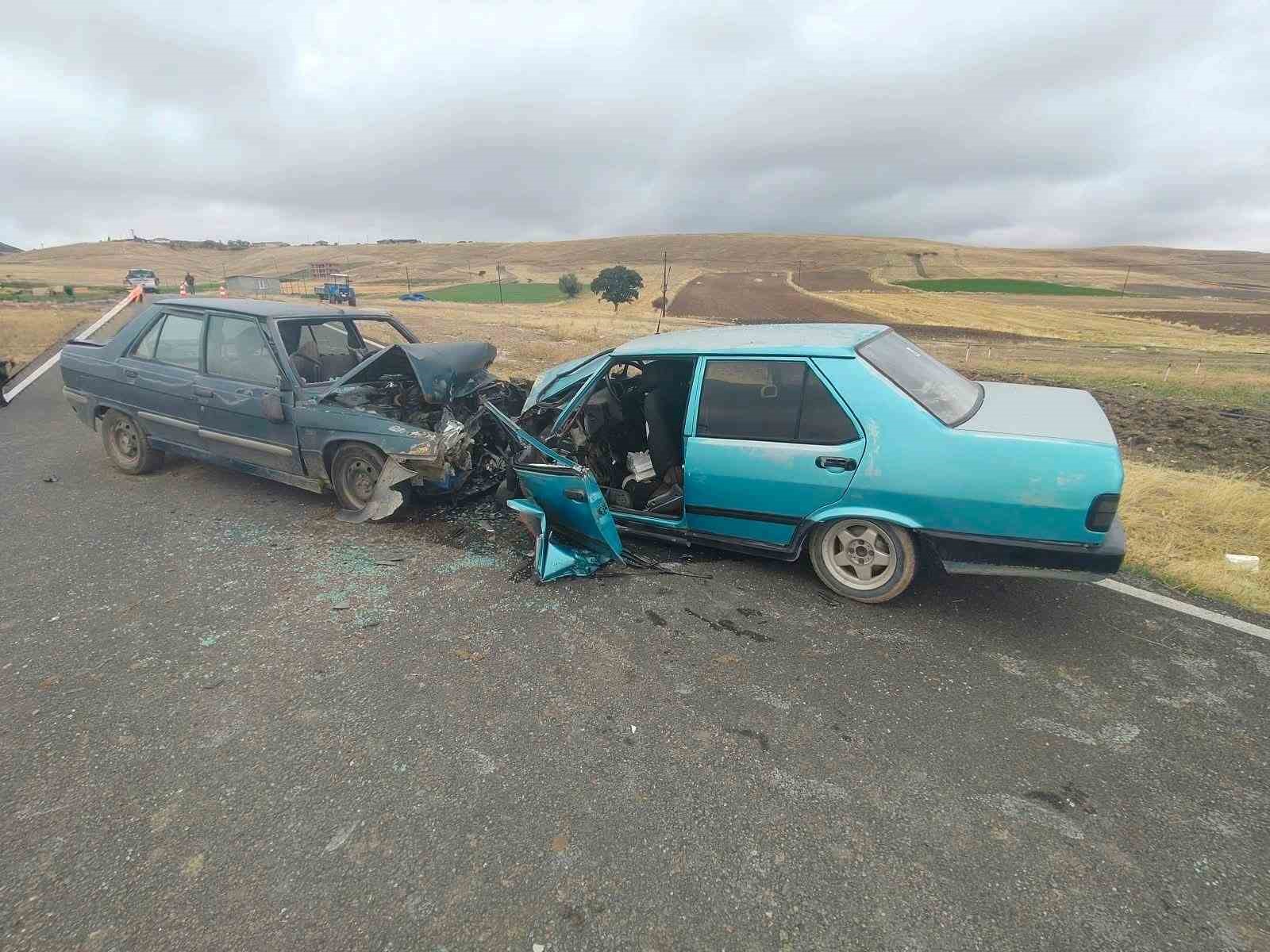 OTOMOBİLLERİN KAFA KAFAYA ÇARPIŞTIĞI KAZADA 5 KİŞİ YARALANDI