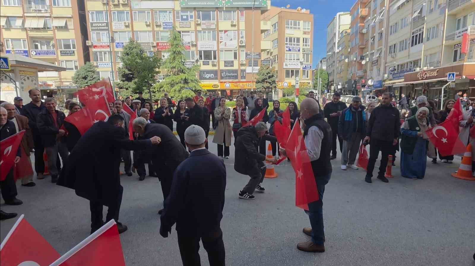 YAŞLILAR GÜNÜ BALIKESİR’DE RENKLİ GÖRÜNTÜLERLE KUTLANDI