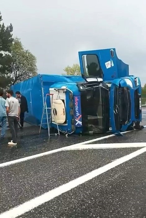 VİRAJI ALAMAYAN KARGO TIRI DEVRİLDİ: 1 YARALI