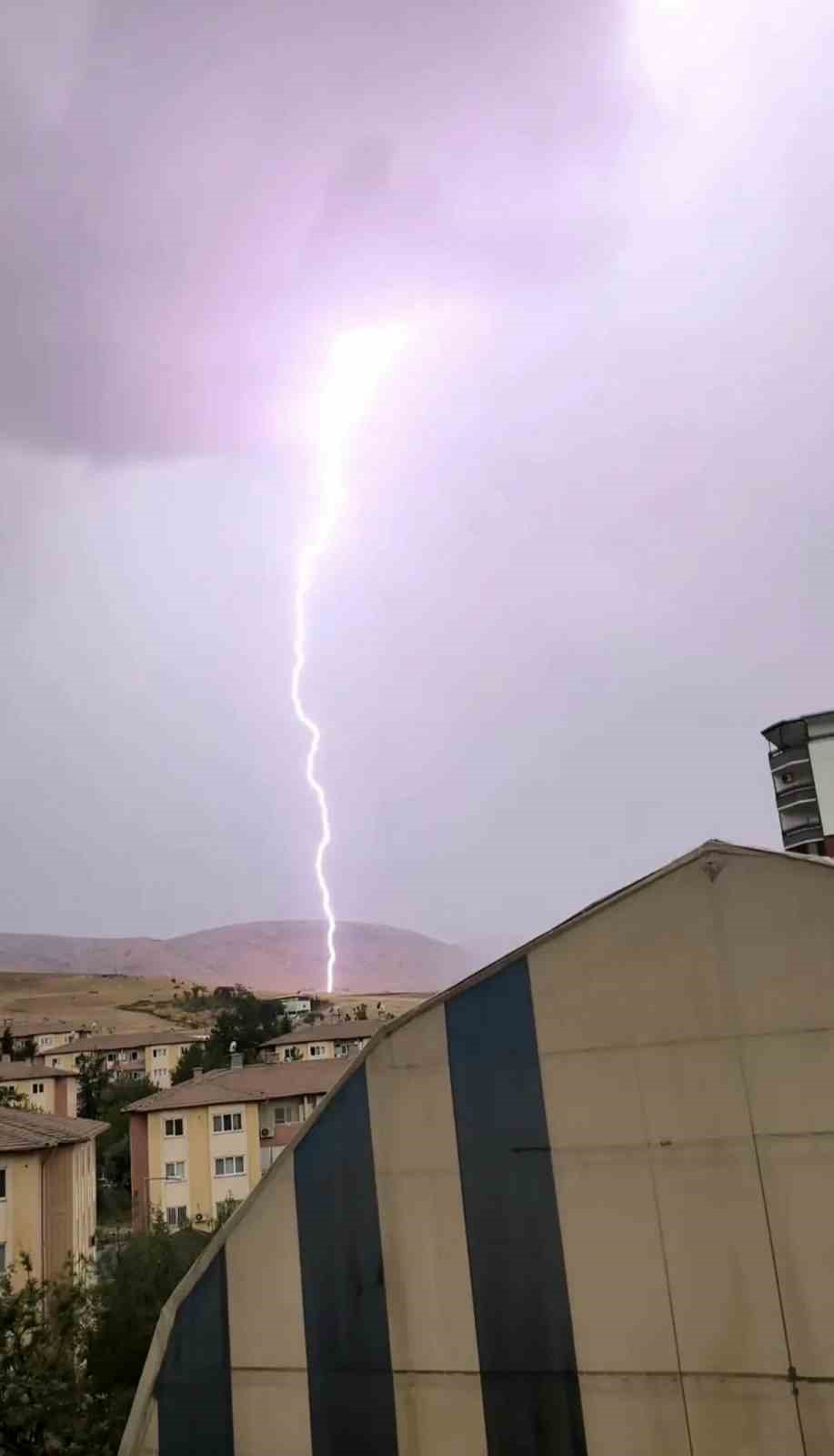 SİİRT’TE TARLAYA YILDIRIM DÜŞTÜ