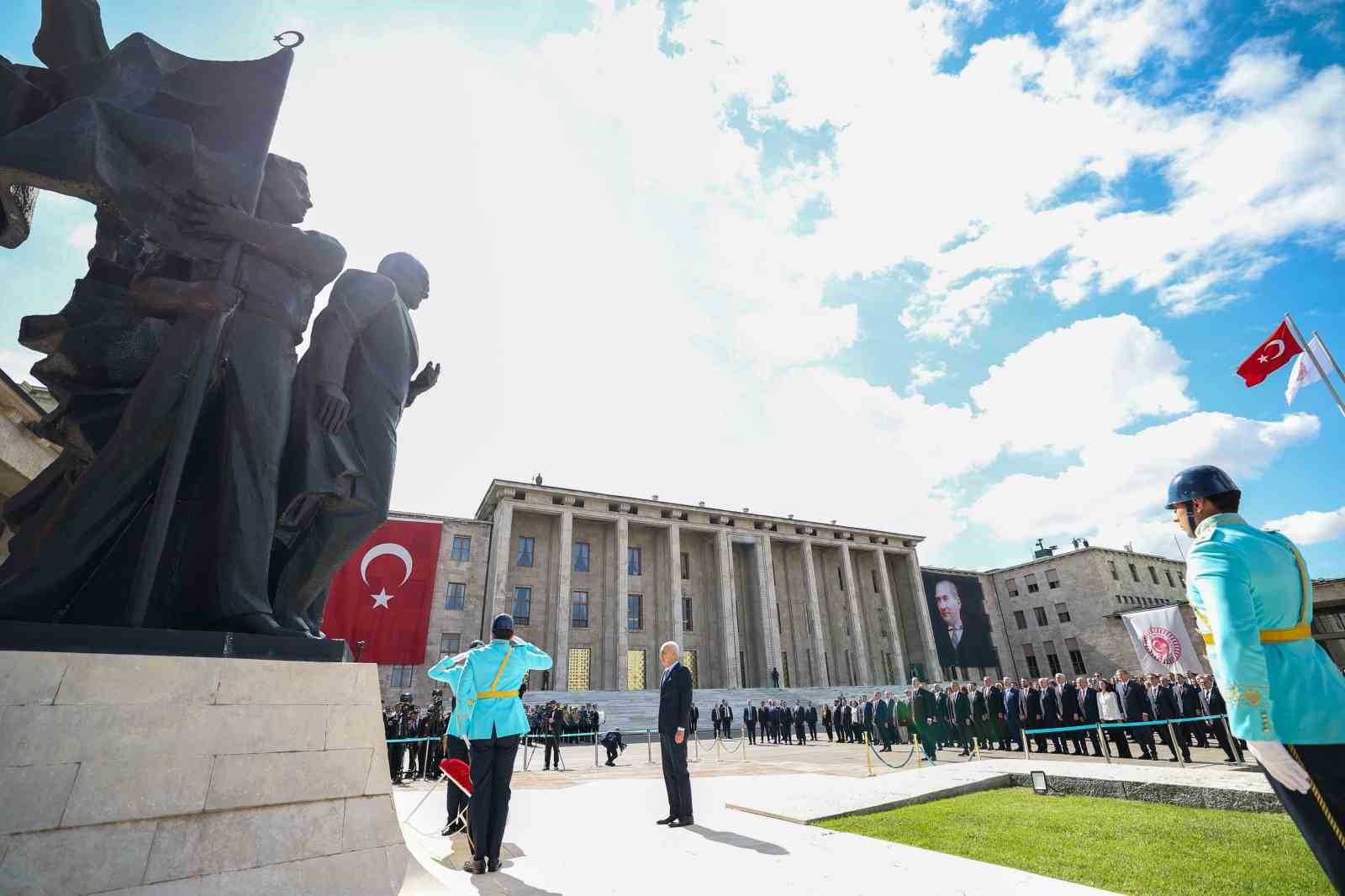 TBMM BAŞKANI KURTULMUŞ, ATATÜRK ANITI’NA ÇELENK BIRAKTI