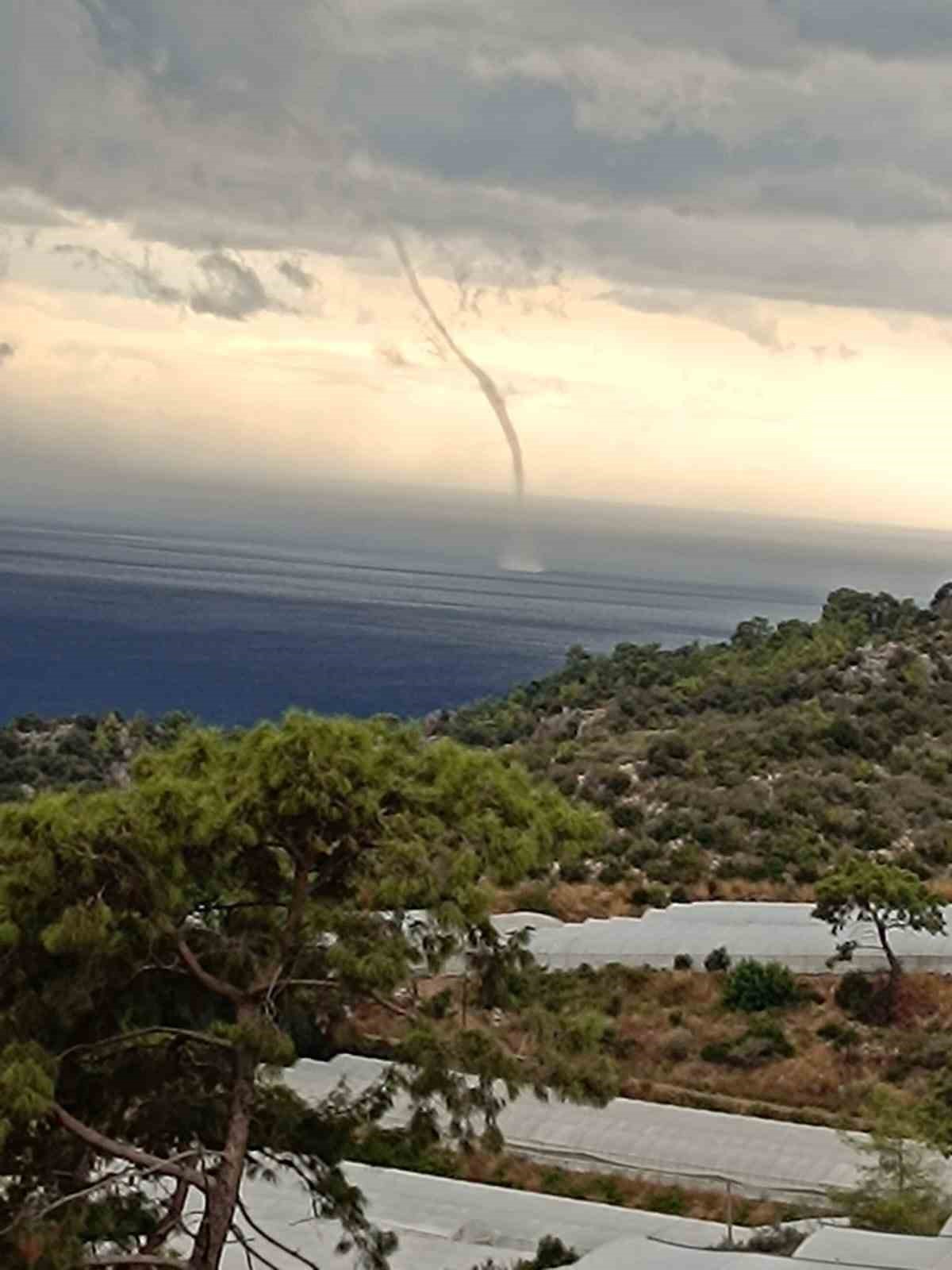 KUMLUCA’DA SAĞANAK ETKİLİ OLDU, DENİZDE ÇIKIP KARAYA ULAŞAN HORTUM SERALARA ZARAR VERDİ