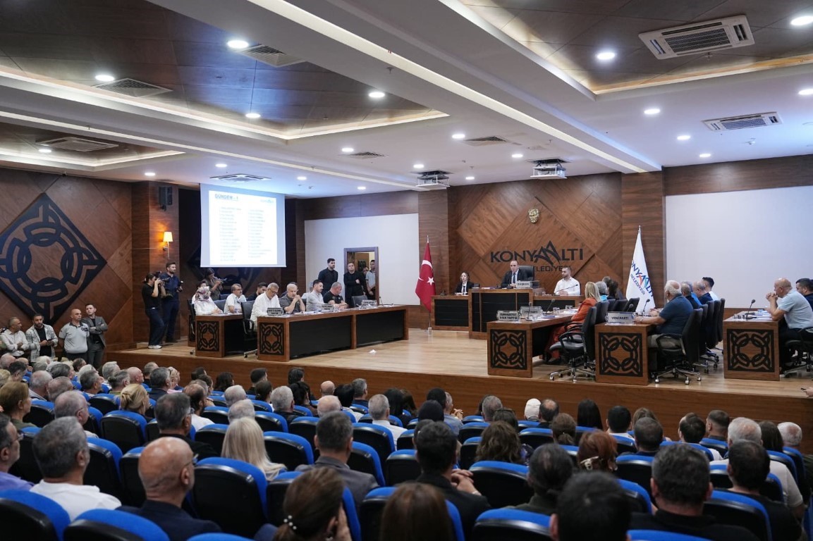 CHP’DEN İSTİFA EDEN KONYAALTI BELEDİYE BAŞKANI KOTAN’IN KATILDIĞI MECLİS TOPLANTISINDA GERGİNLİK YAŞANDI