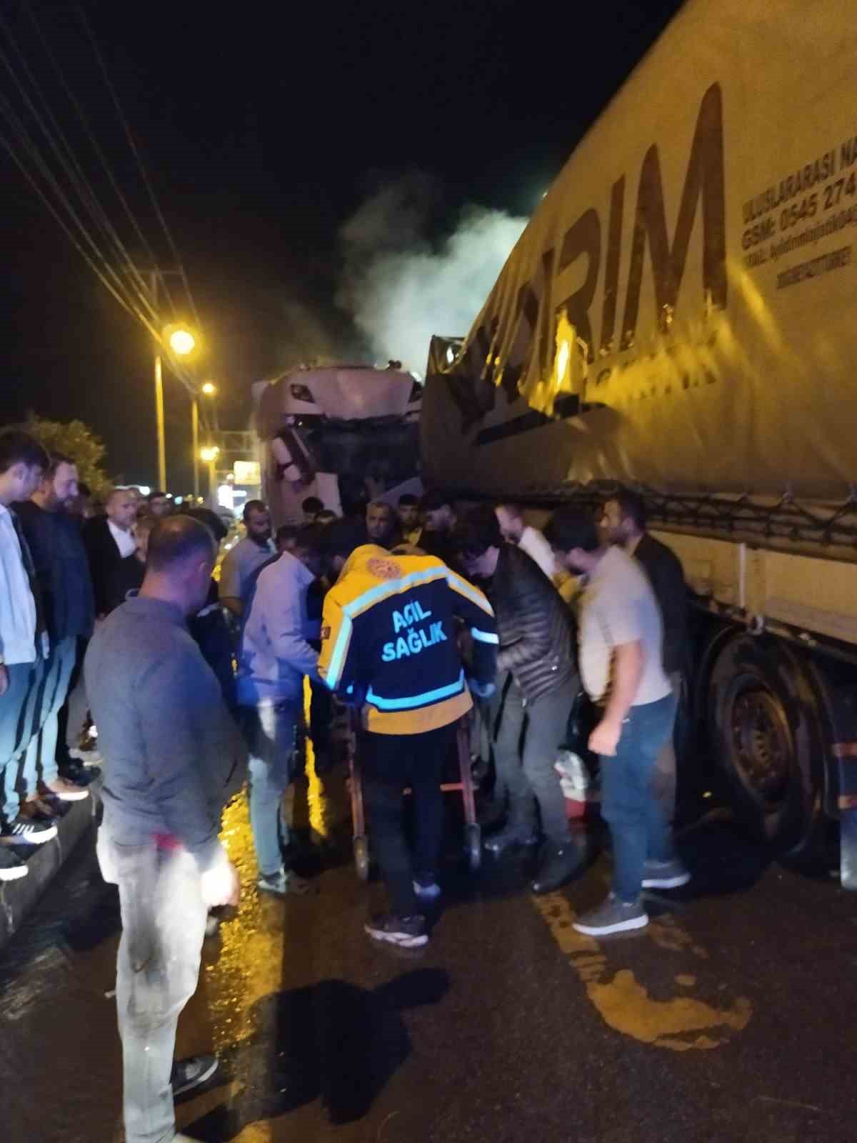 BİTLİS’TE İKİ TIR KAFA KAFAYA ÇARPIŞTI: 2 YARALI