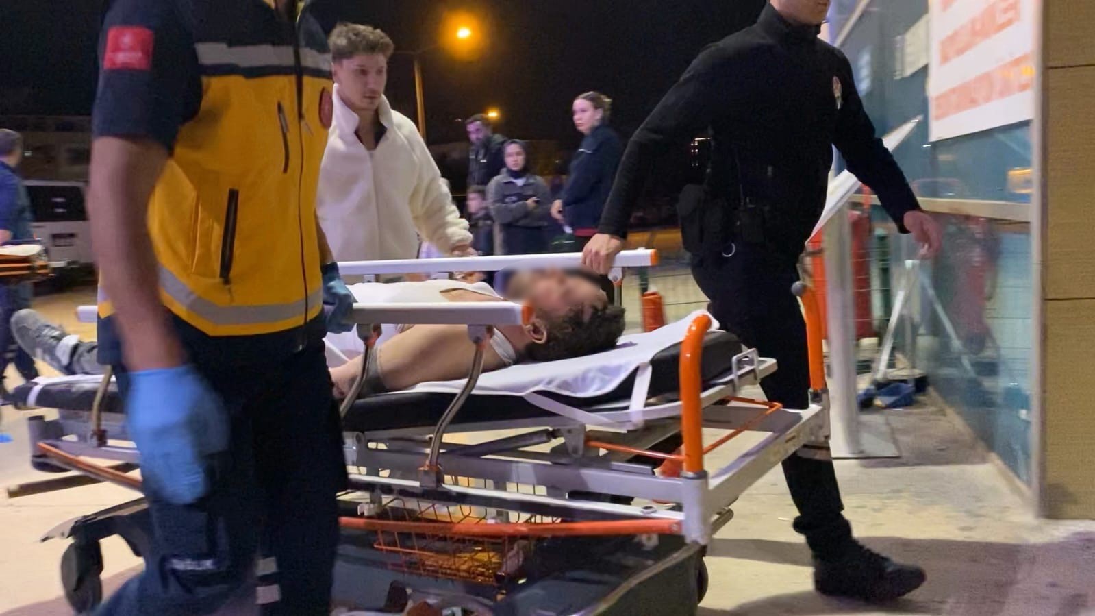 KAFETERYADA ISITICI ALEV ALDI: 1’İ AĞIR 3 YARALI