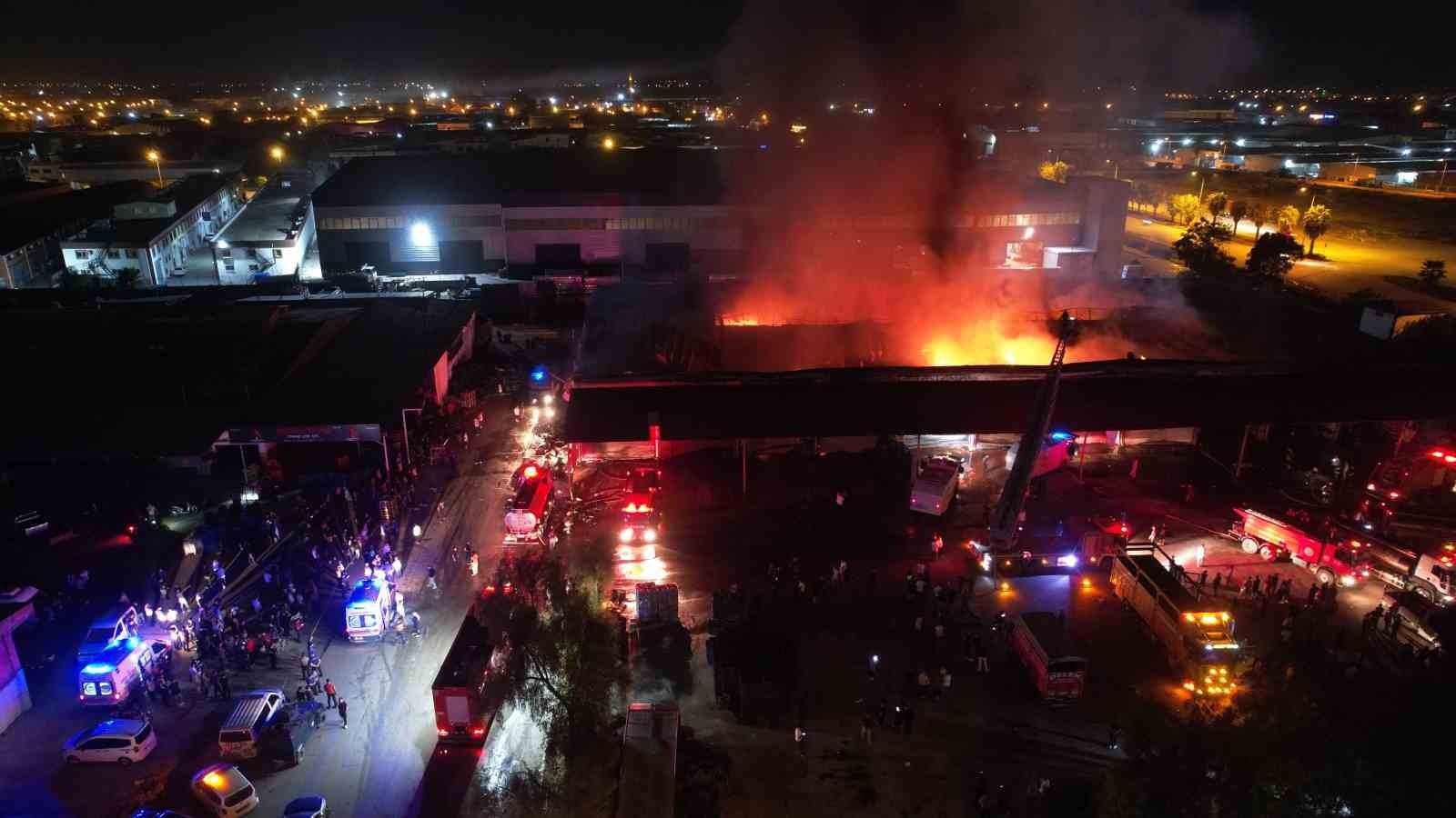 ADANA’DA HALDE ÇIKAN YANGINDA 22 İŞ YERİ KULLANILAMAZ HALE GELDİ