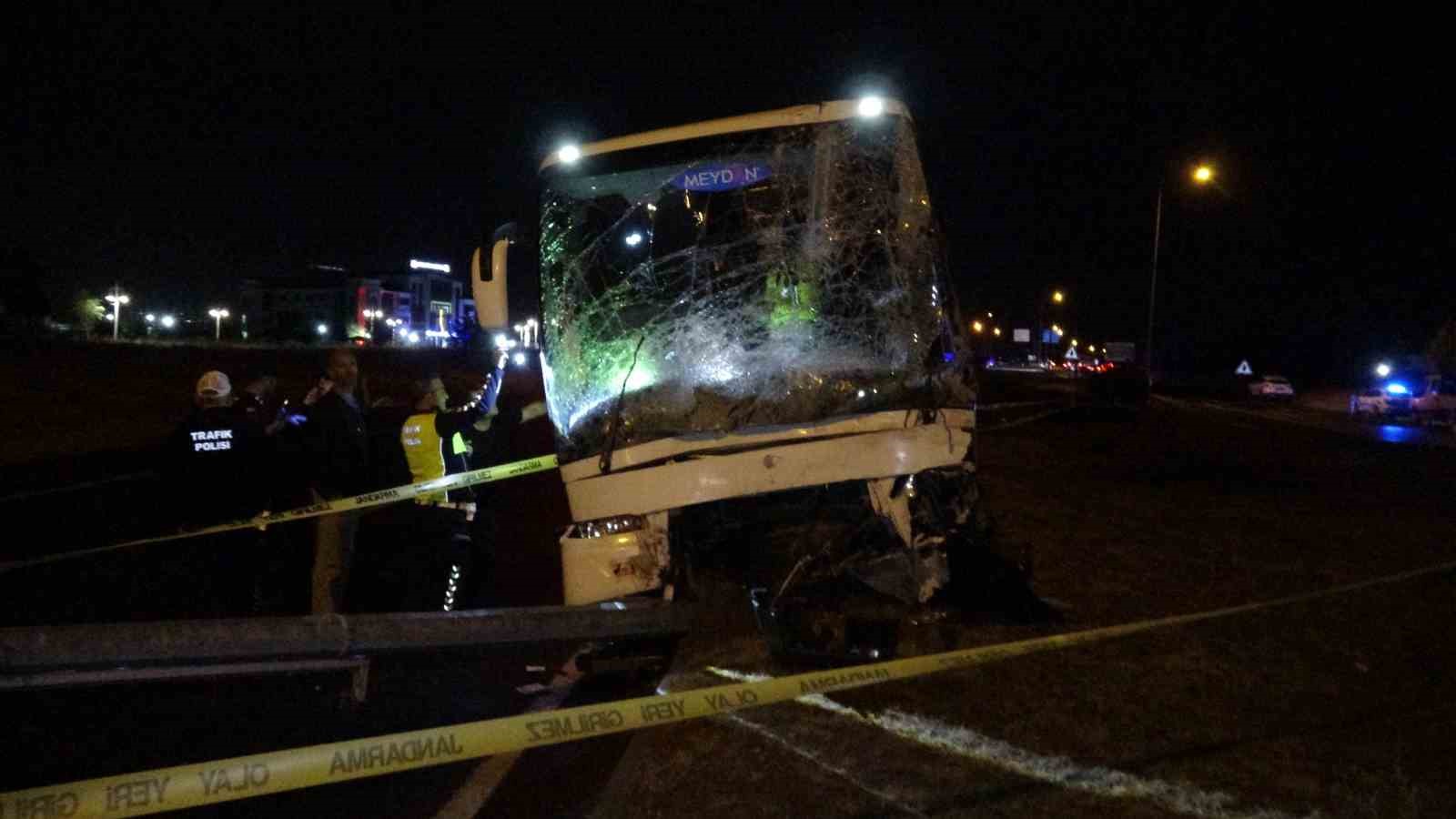 MALATYA’DA OTOBÜS İLE HAFİF TİCARİ ARAÇ ÇARPIŞTI: 2 ÖLÜ, 3 YARALI