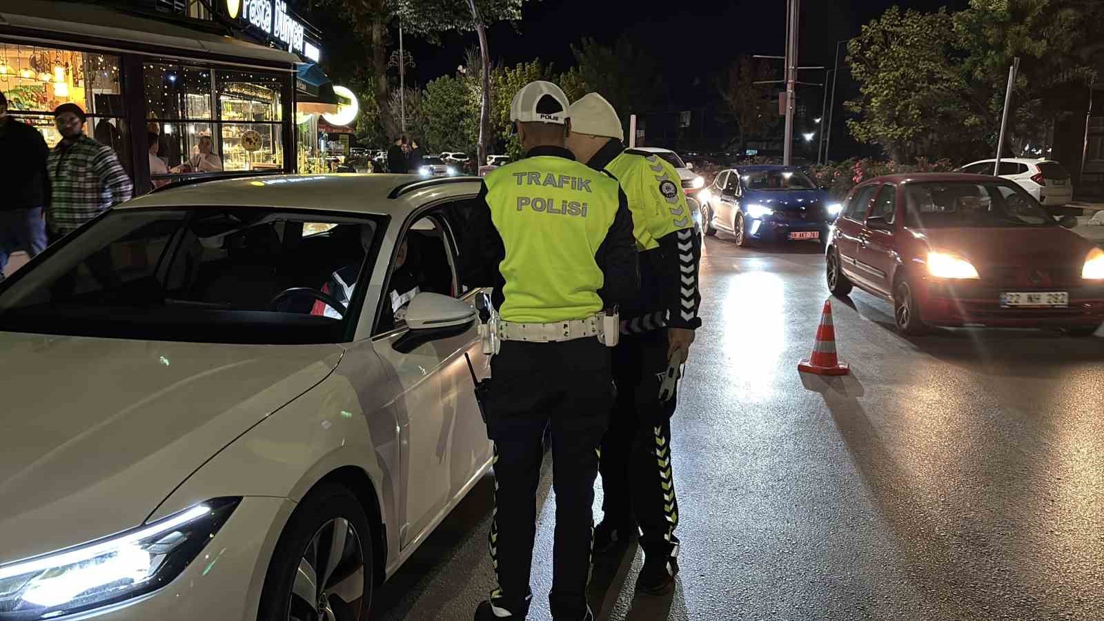 EDİRNE’DE TRAFİK DENETİMİNDE EHLİYETİNİN SÜRESİNİN DOLDUĞUNU ÖĞRENEN SÜRÜCÜ: "GÜZEL BİR DOĞUM GÜNÜ HEDİYESİ OLDU"
