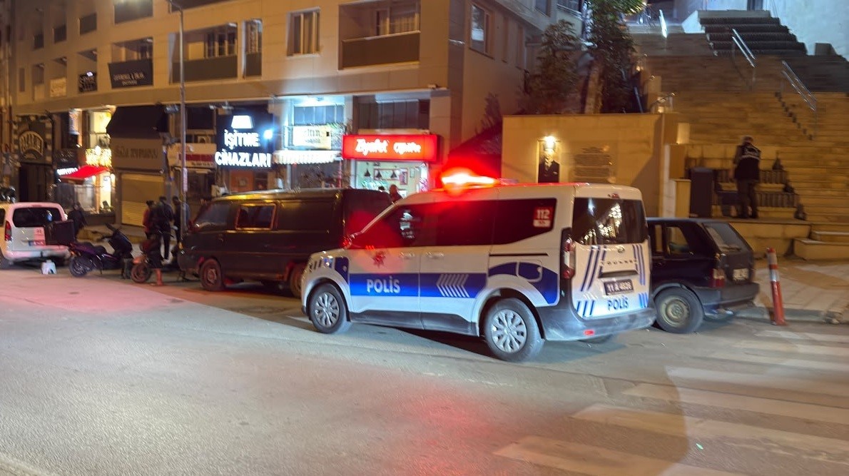BİLECİK’TE KIZ ARKADAŞINA SARILAN ŞAHSI BIÇAKLAYAN KİŞİ OLAY YERİNDEN KAÇTI