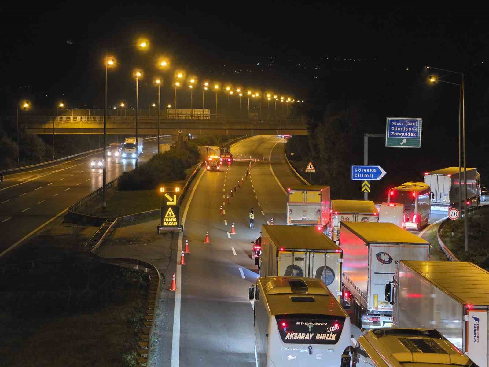 ANADOLU OTOYOLU DÜZCE KESİMİNDE KİMYASAL YÜKLÜ TIR DEVRİLDİ: İSTANBUL YÖNÜ TRAFİĞE KAPANDI