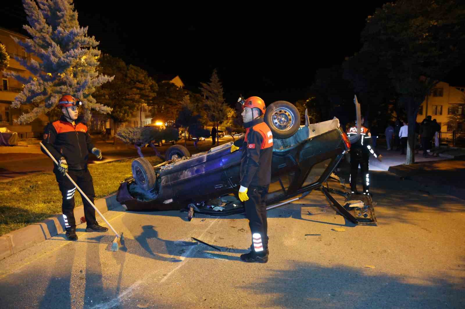 NEVŞEHİR’DE YARIŞ YAPTIKLARI İDDİA EDİLEN İKİ OTOMOBİL KAVŞAKTA KAZAYA KARIŞTI: 6 YARALI
