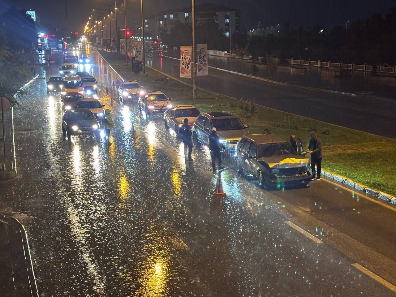 ERZİNCAN’DA SAĞANAK YAĞIŞ KAZAYI BERABERİNDE GETİRDİ: 5 ARAÇ ÇARPIŞTI
