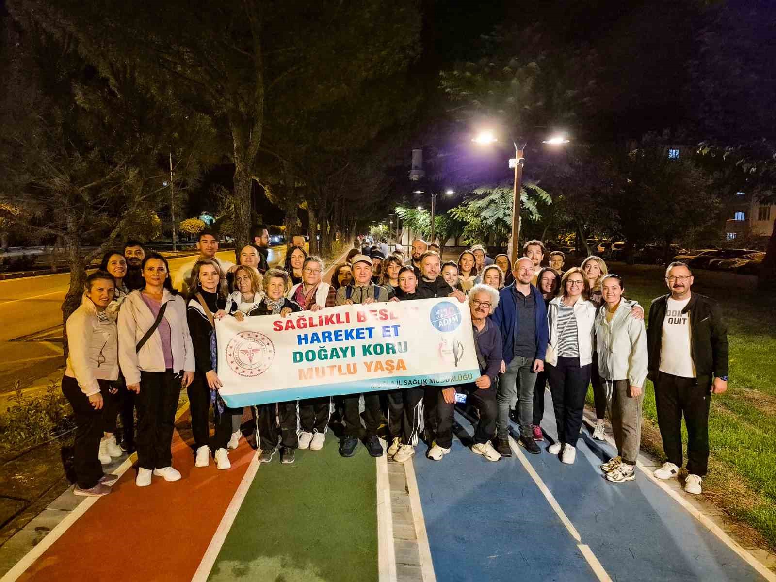 SAĞLIKÇILAR, DÜNYA KALP GÜNÜ’NDE ‘SAĞLIKLI YAŞAM’ İÇİN YÜRÜDÜ