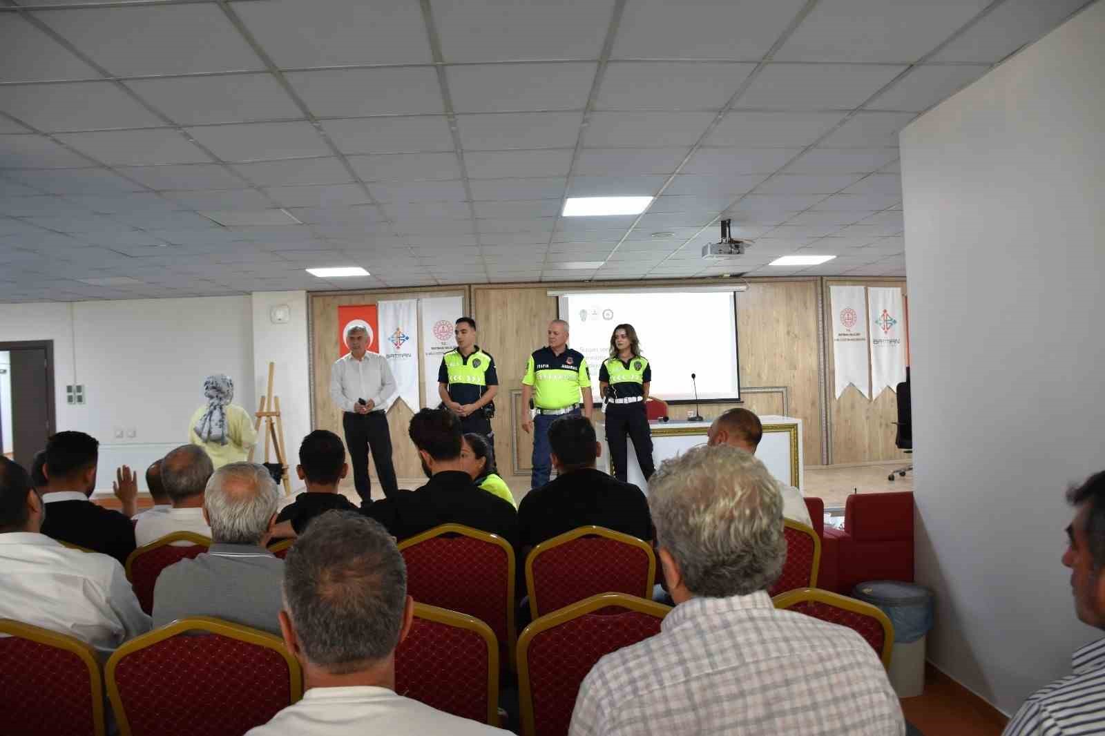 BATMAN’DA ÖĞRENCİ SERVİS ŞOFÖRLERİ VE REHBER PERSONELE TRAFİK EĞİTİMİ VERİLDİ
