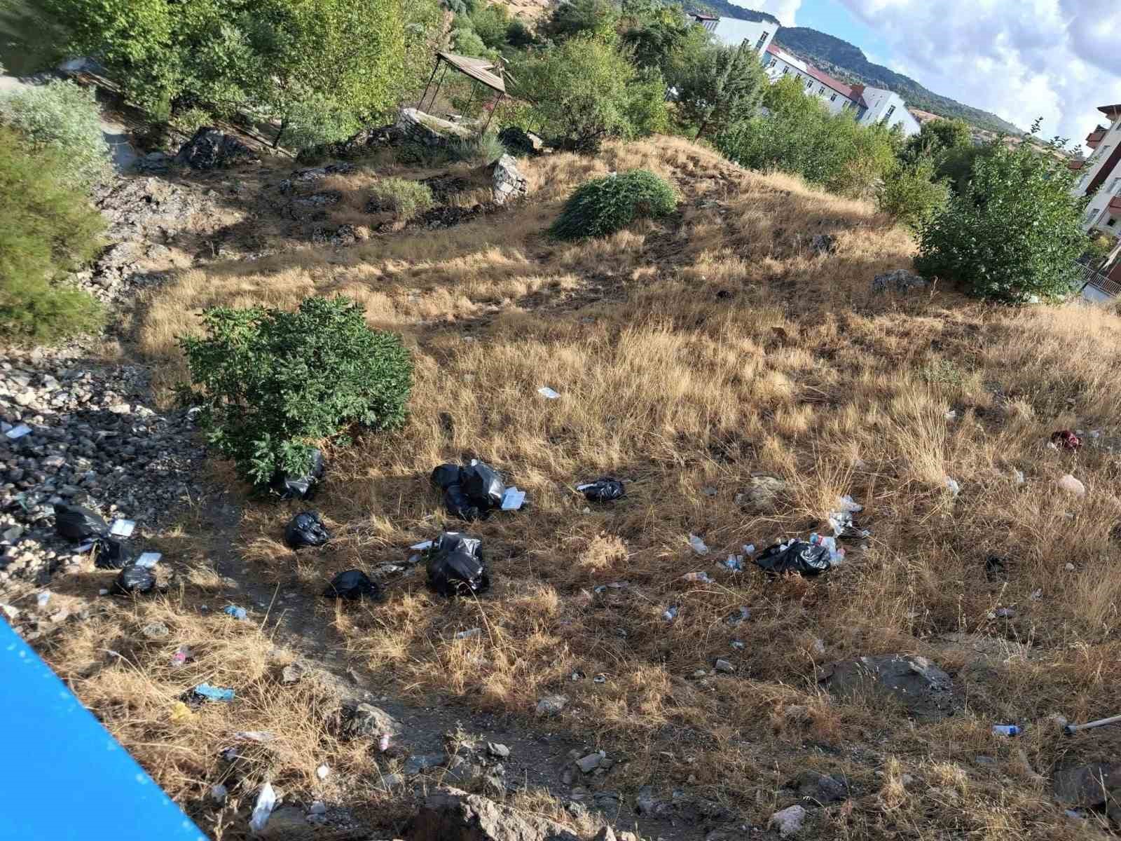 TARİHİ HABURMAN KÖPRÜSÜ CİVARINA DÖKÜLEN ÇÖPLER TEPKİYE NEDEN OLDU