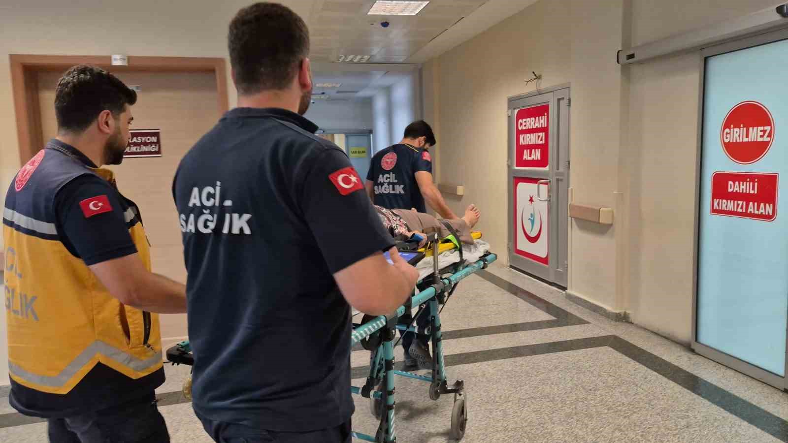 ÜÇ TEKERLEKLİ MOTOSİKLET DEVRİLDİ: 2 YARALI