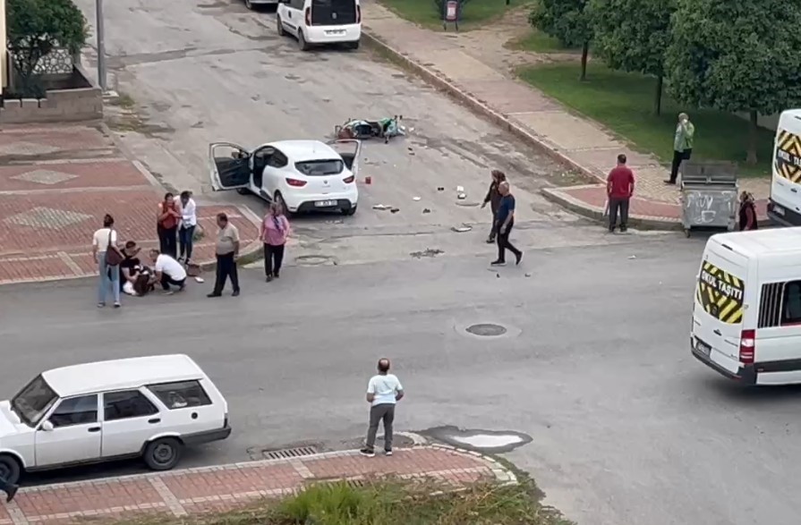 MOTOSİKLETLE ÇARPIŞAN OTOMOBİLİN SÜRÜCÜSÜ ŞOKA GİRDİ, GÖZYAŞLARINA BOĞULDU