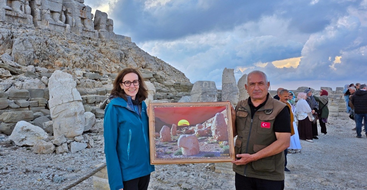 İNGİLTERE BÜYÜKELÇİSİ ANDERSON’A NEMRUT DAĞI’NDA 34 YILLIK GÖREVLİNİN SÜRPRİZ HEDİYESİ