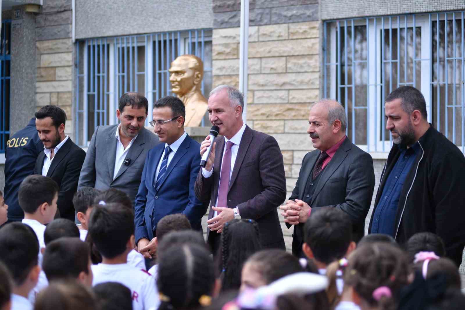 YENİCEKÖY’DE 750 ÖĞRENCİ İNEGÖLSPOR FORMASINA KAVUŞTU