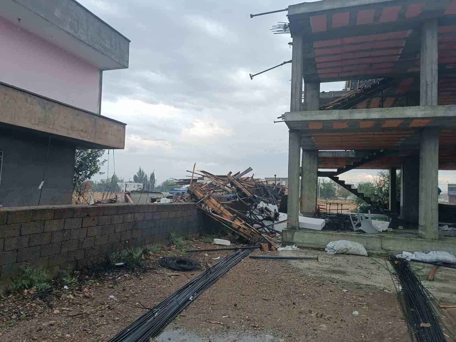 FIRTINA DA CAMİ MİNARESİ VE AĞAÇ DEVRİLDİ, ÇATI YIKILDI