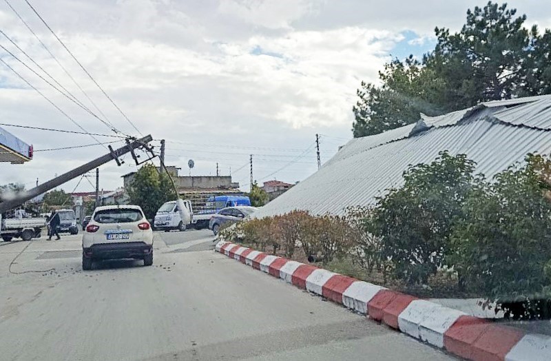 ŞİDDETLİ RÜZGAR ÇATIYI UÇURDU