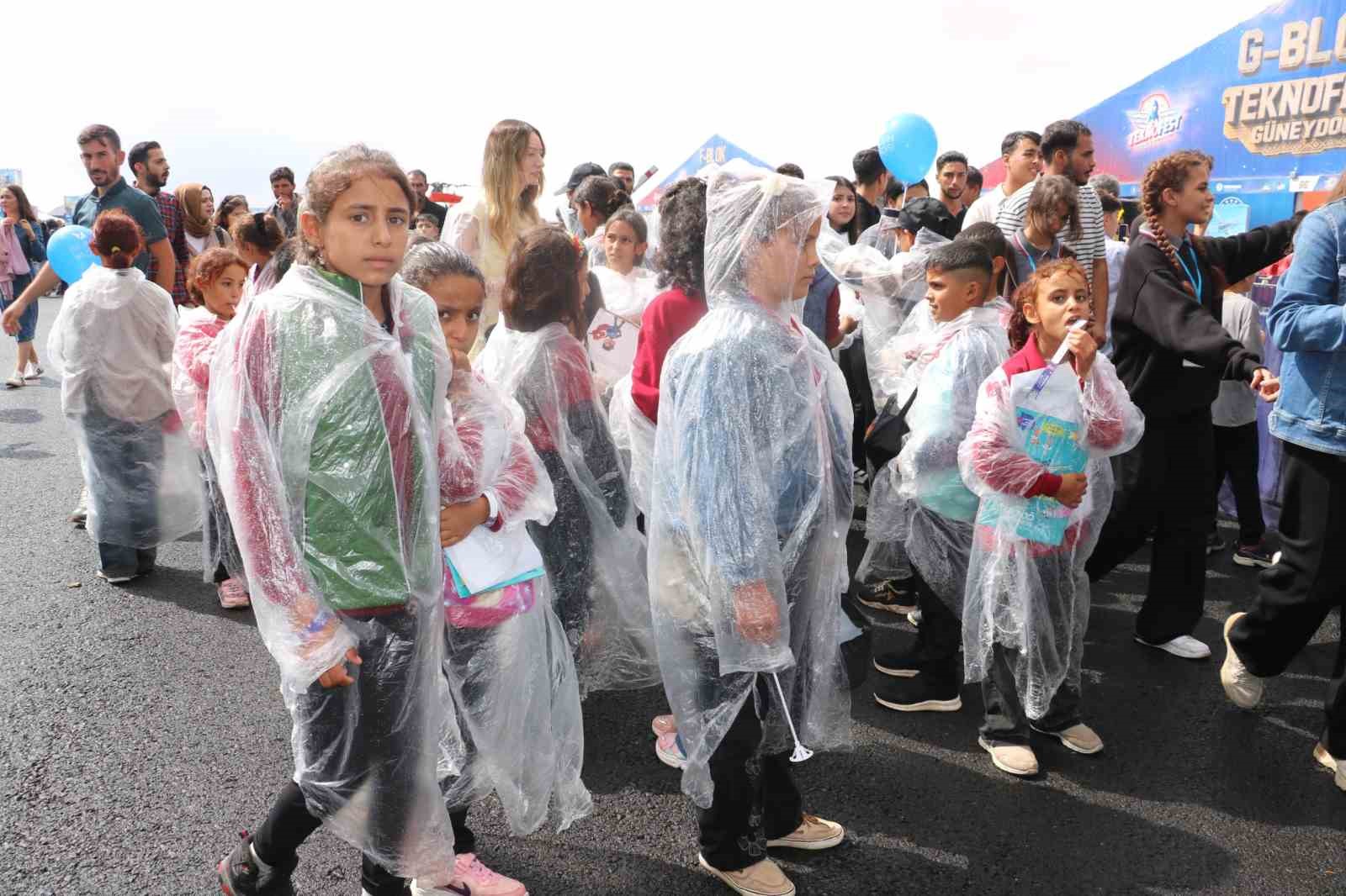 VATANDAŞLAR YAĞMURA RAĞMEN TEKNOFEST GÜNEYDOĞU’YA AKIN EDİYOR