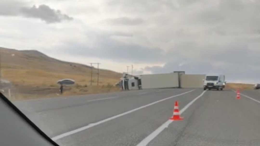 VAN’DA DEVRİLEN TIRIN SÜRÜCÜSÜ YARALANDI