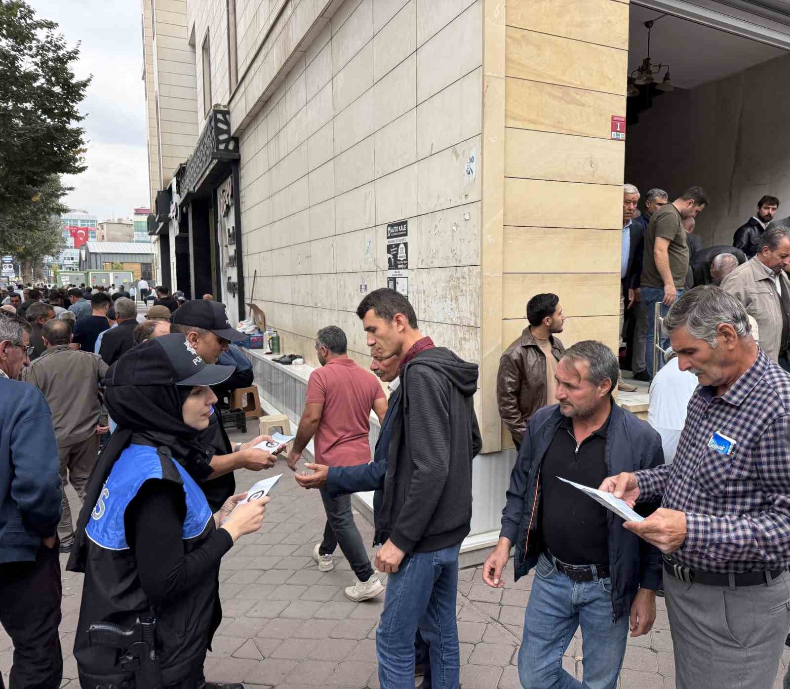 IĞDIR’DA CUMA NAMAZI ÇIKIŞINDA VATANDAŞLARA DOLANDIRICILIK UYARISI