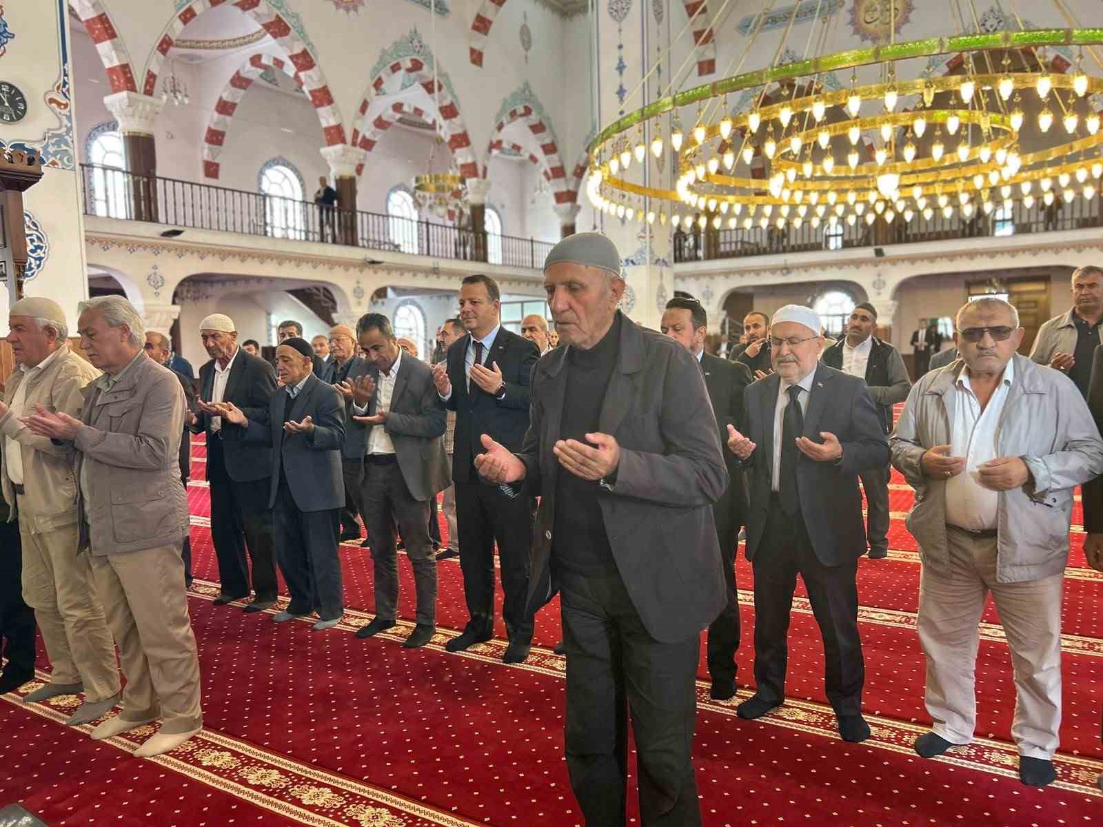 VAN’DA 15 TEMMUZ ŞEHİTLERİ DUALARLA ANILDI