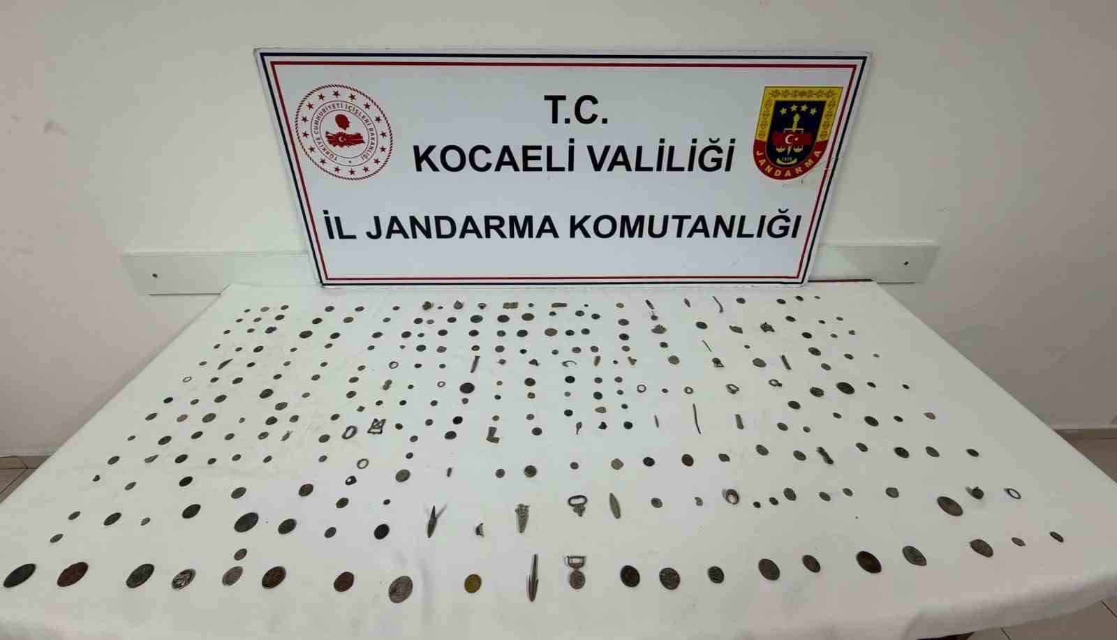 KOCAELİ’DE KAÇAKÇILIK OPERASYONU: 6,2 TON TÜTÜN VE 511 TARİHİ ESER ELE GEÇİRİLDİ
