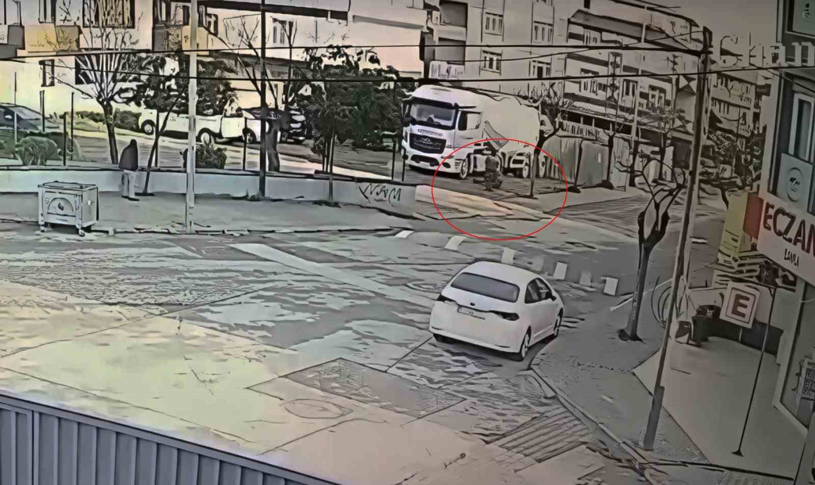 KASKLI KATİL TIRIN ALTINDAN ÇIKIP, UZUN SÜREDİR DEVAM EDEN HUSUMET NEDENİYLE KARDEŞİNİ BÖYLE ÖLDÜRDÜ