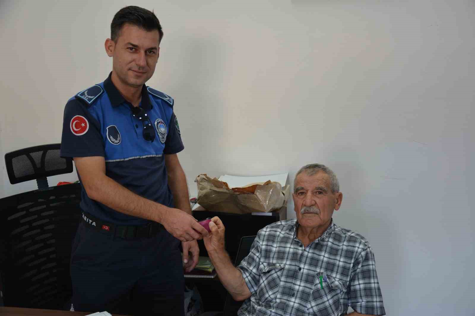 KIBRIS GAZİSİ, BULDUĞU 400 BİN LİRALIK ALTINLARI ZABITAYA TESLİM ETTİ