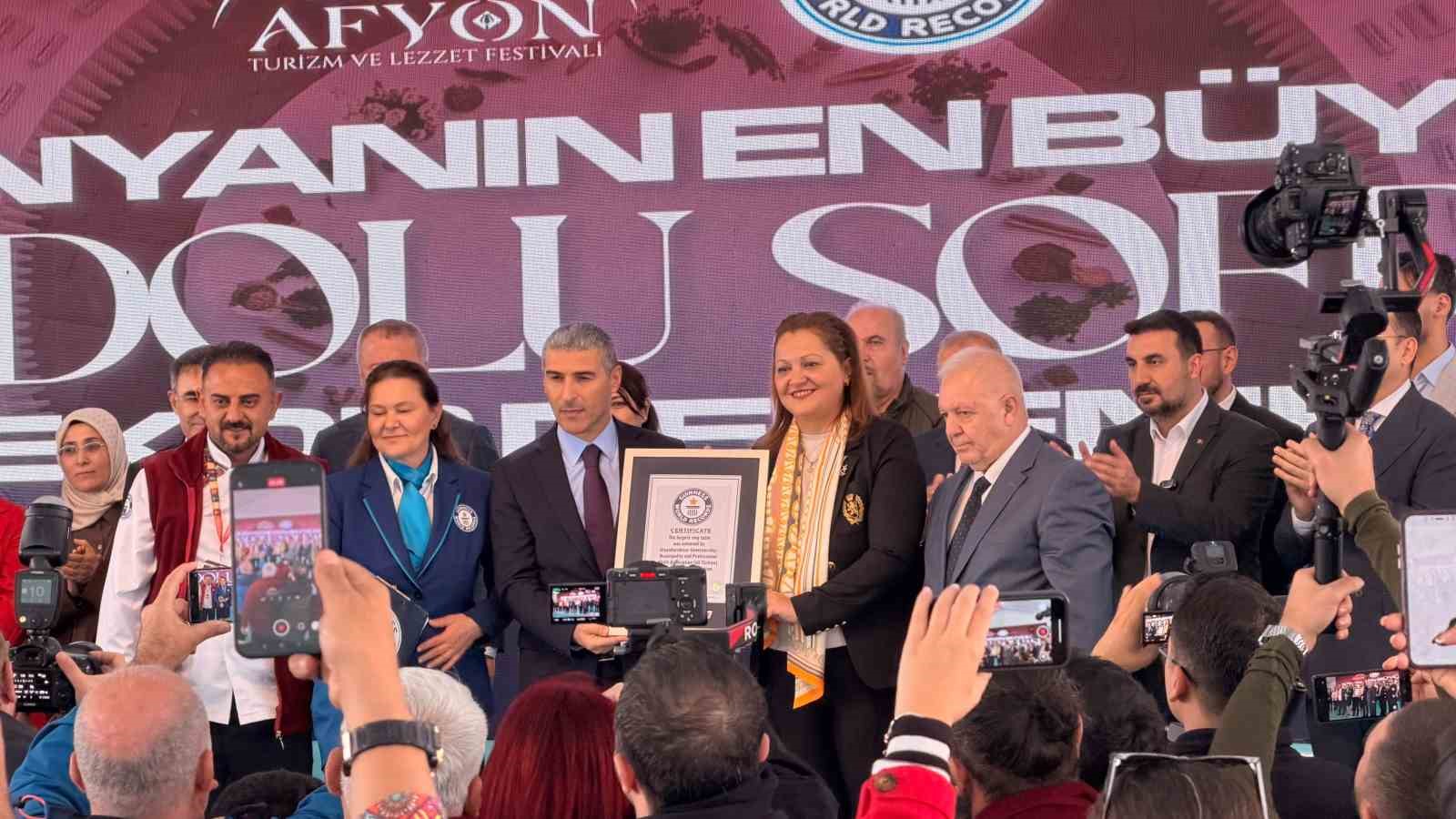 AFYONKARAHİSAR ’DÜNYANIN EN BÜYÜK ANADOLU SOFRASI’ İLE GUİNNESS REKORLAR KİTABINA GİRDİ