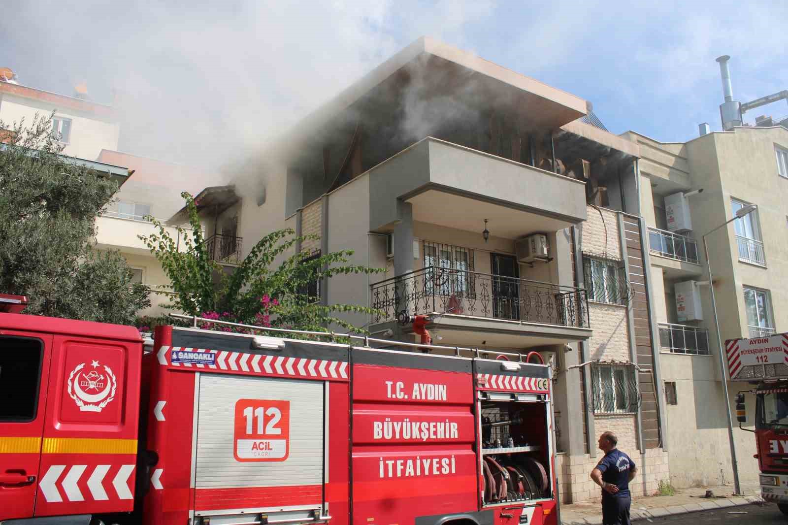 ÇATI KATI YANGINI KORKUTTU