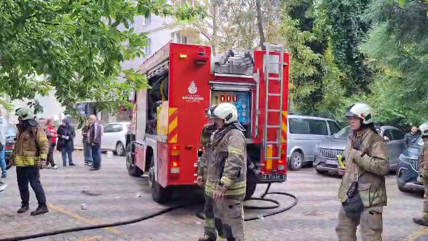 KADIKÖY’DE 8 KATLI BİNADA MAHSUR KALANLARI İTFAİYE EKİPLERİ PENCEREDEN KURTARDI