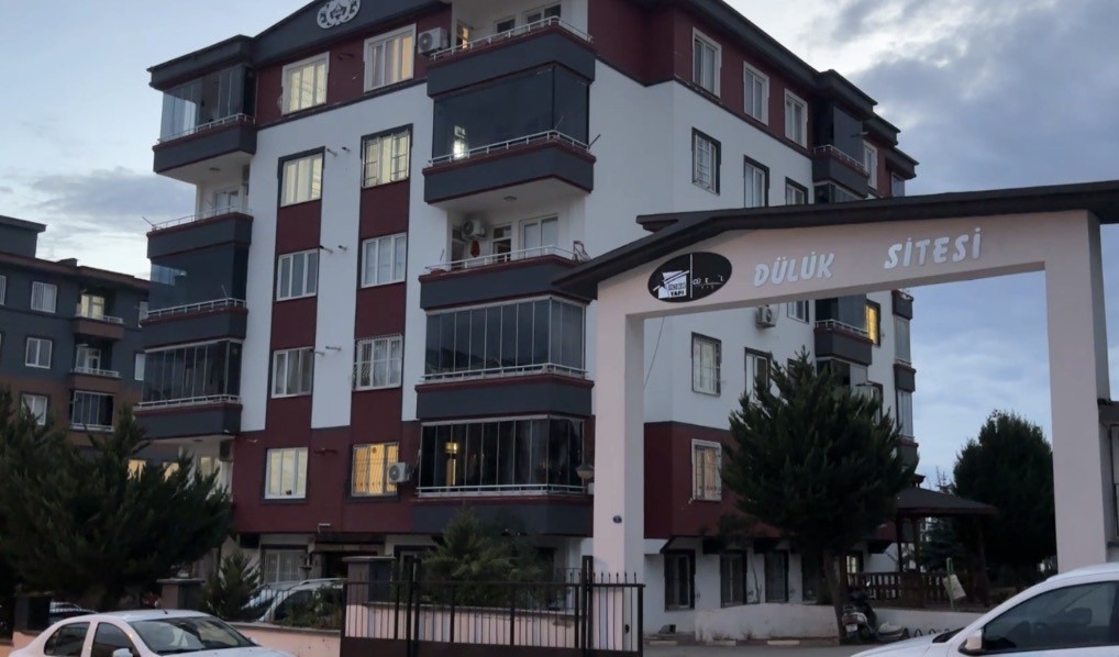 GAZİANTEP’TE AİLE FACİASI: ANNE, BABA VE 5 YAŞINDAKİ ÇOCUKLARI 2. KATTAN ATLADI