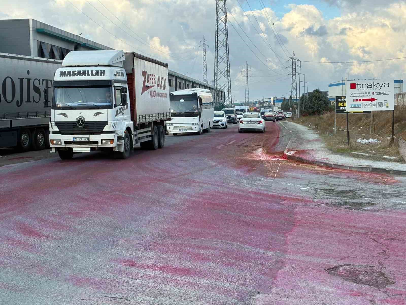 DÖKÜLEN BOYA YOLU KIRMIZIYA BOYADI