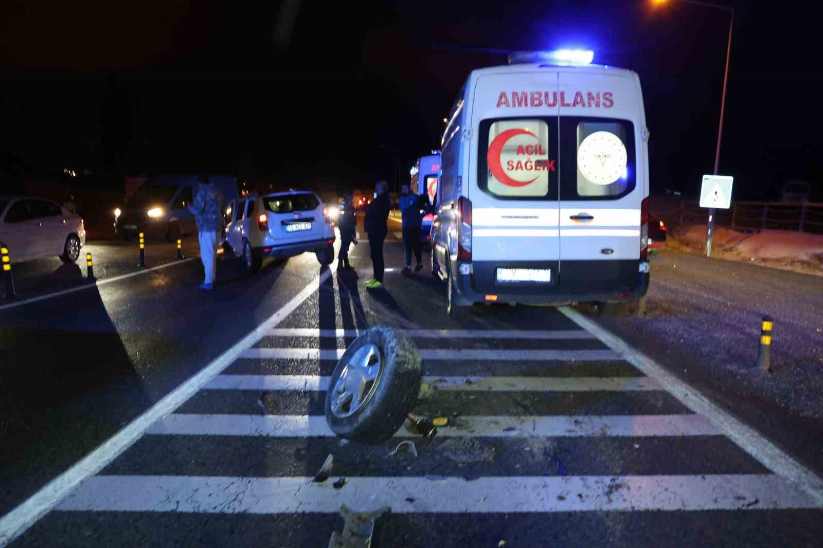 NEVŞEHİR’DE İKİ OTOMOBİL KAFA KAFAYA ÇARPIŞTI: 3’Ü ÇİNLİ TURİST 5 YARALI