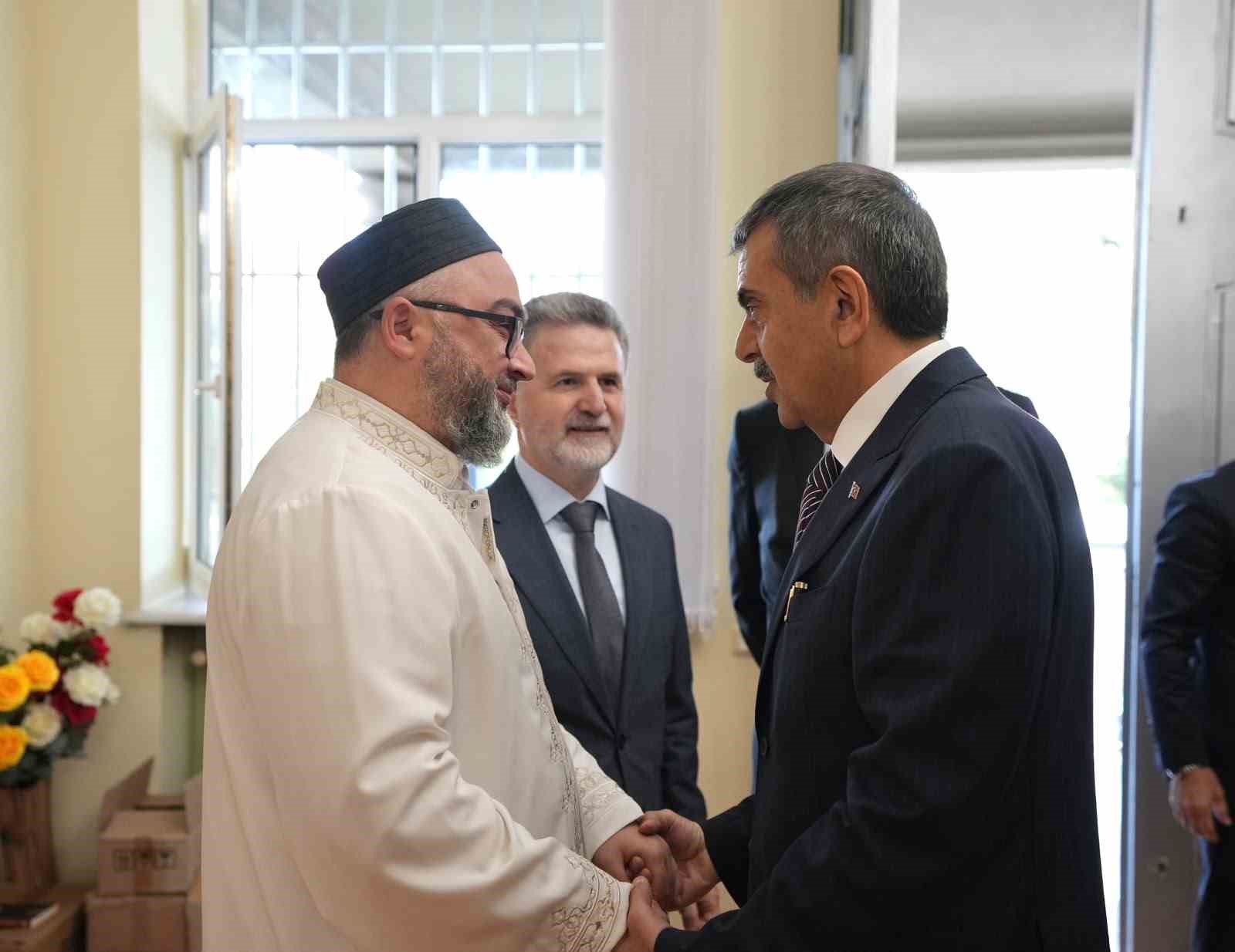BAKAN TEKİN, TİFLİS’TE GÜRCİSTAN MÜSLÜMANLARI İDARESİ’Nİ ZİYARET ETTİ
