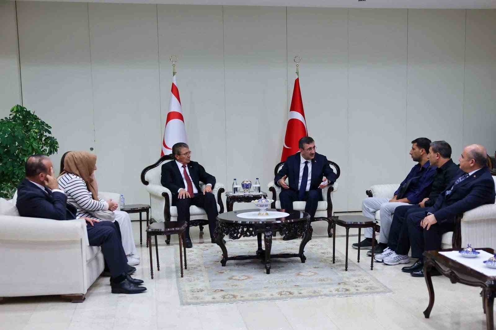 CUMHURBAŞKANI YARDIMCISI YILMAZ, FİLO JET FACİASINDA KAYBOLANLARIN YAKINLARIYLA BİR ARAYA GELDİ
