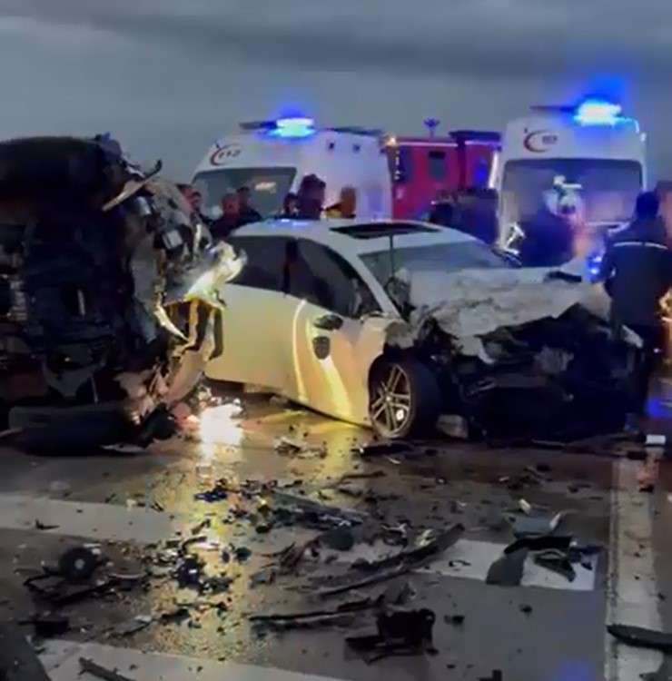 AKSARAY’DA İKİ OTOMOBİL ÇARPIŞTI: 2 AĞIR YARALI