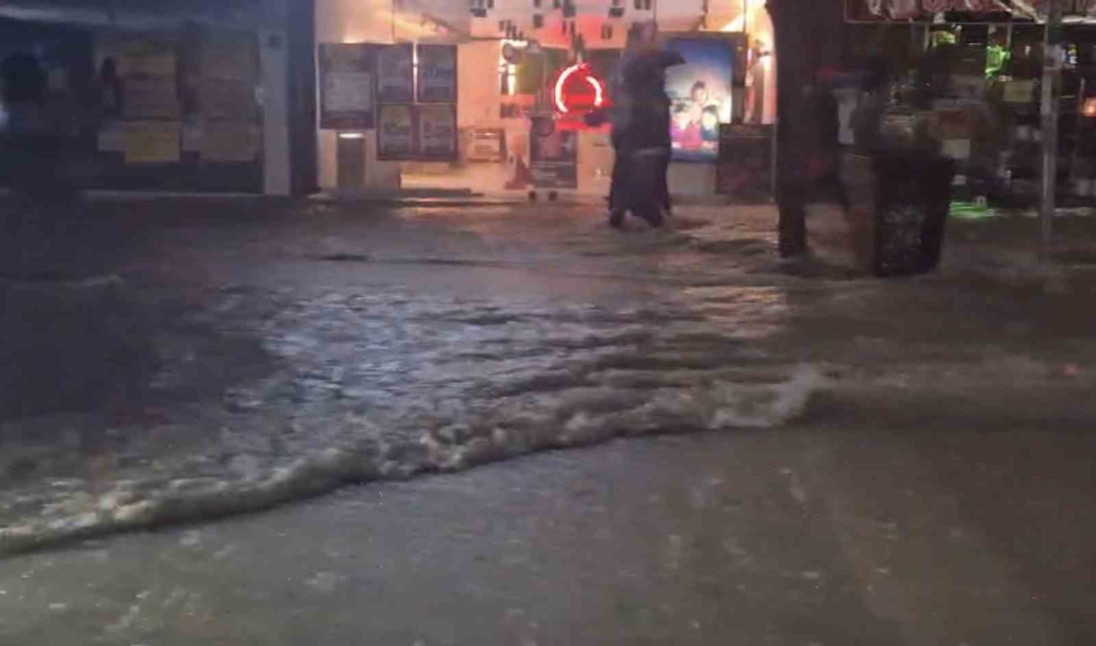 ELAZIĞ’DA SAĞANAK YAĞIŞTA CADDELER DEREYE DÖNDÜ