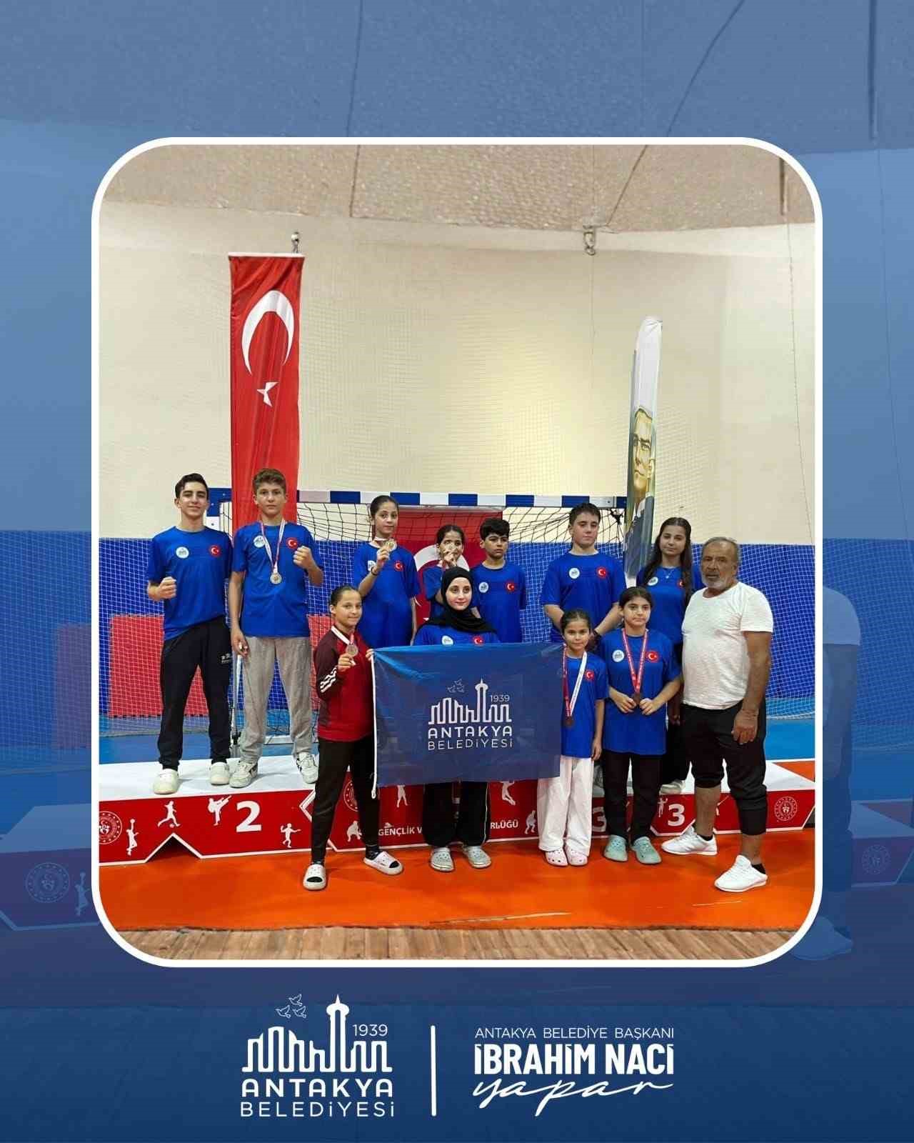 ANTAKYA BELEDİYESİ KARATE TAKIMI 20 MADALYA KAZANDI