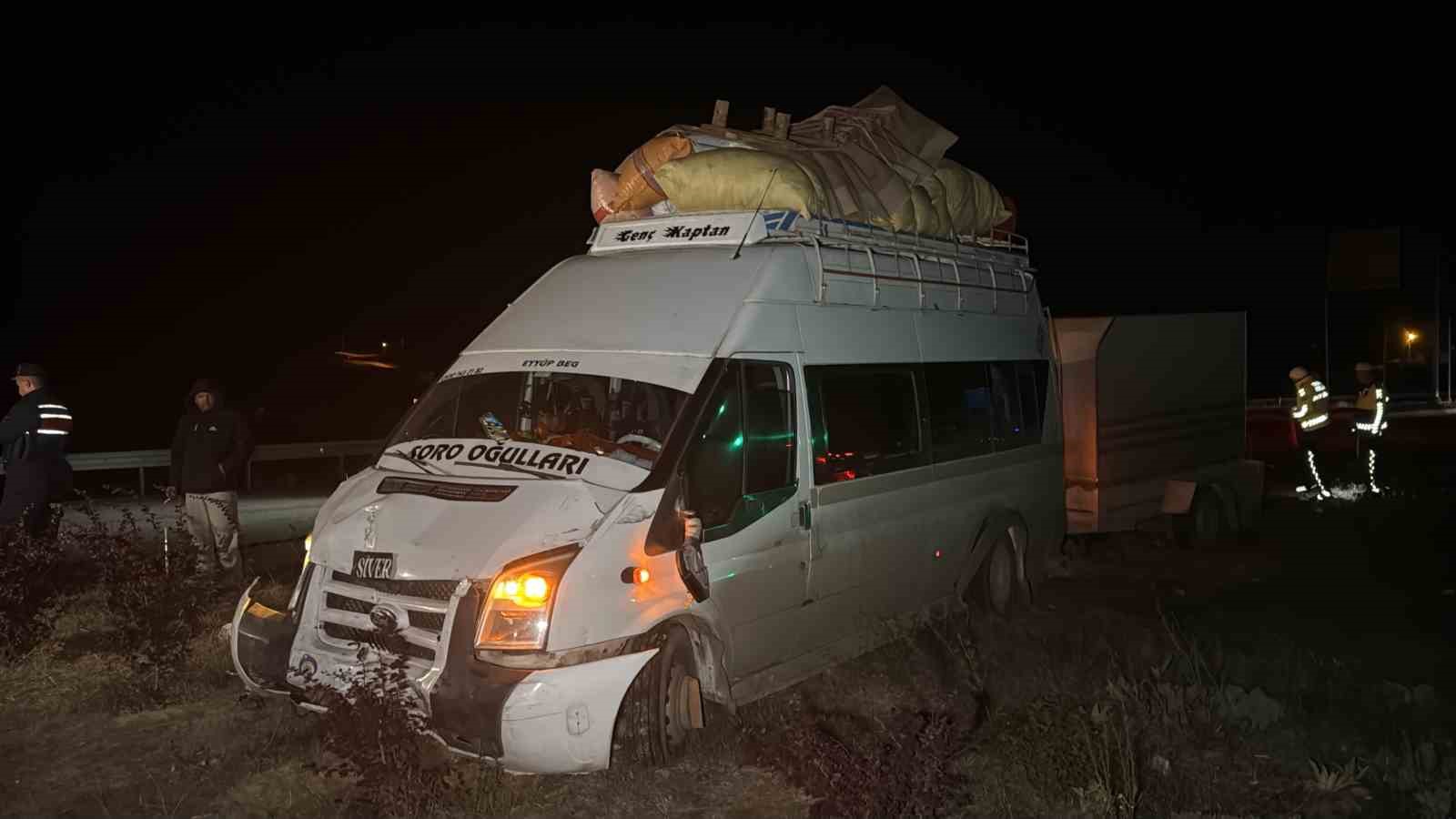 MEVSİMLİK İŞÇİLERİ TAŞIYAN MİNİBÜSLE OTOMOBİL ÇARPIŞTI: 2 YARALI